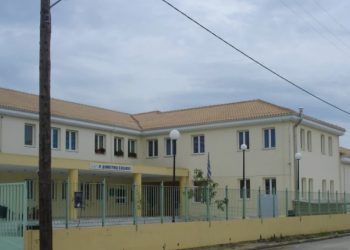 Χειροπέδες σε 63χρονο δάσκαλο δημοτικού που κατηγορείται ότι έδειξε γυμνή φωτογραφία του σε μαθητές