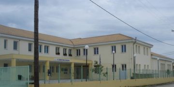 Χειροπέδες σε 63χρονο δάσκαλο δημοτικού που κατηγορείται ότι έδειξε γυμνή φωτογραφία του σε μαθητές