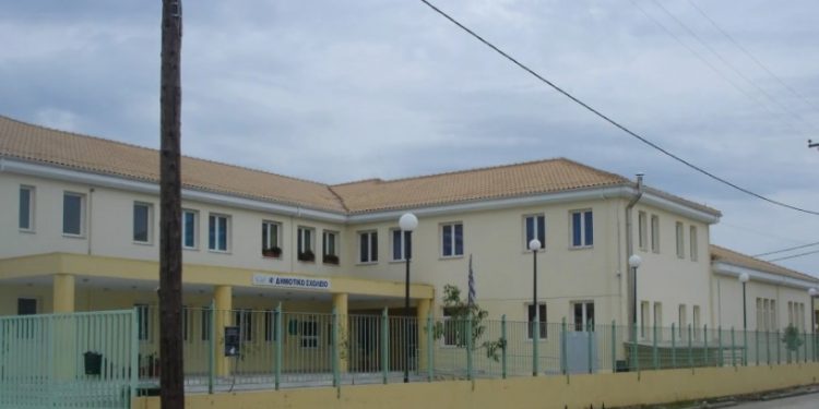 Χειροπέδες σε 63χρονο δάσκαλο δημοτικού που κατηγορείται ότι έδειξε γυμνή φωτογραφία του σε μαθητές