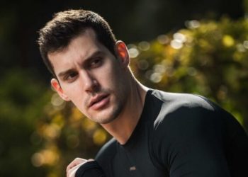 Μάνος Βροτζάκης: «Γνωστός Έλληνας πολιτικός μου ζήτησε να μπω μαζί του στο ντους»