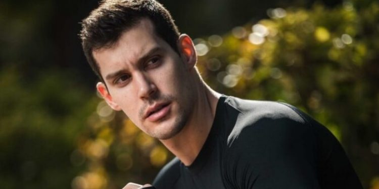 Alldaynews.gr Μάνος Βροτζάκης: «Γνωστός Έλληνας πολιτικός μου ζήτησε να μπω μαζί του στο ντους»