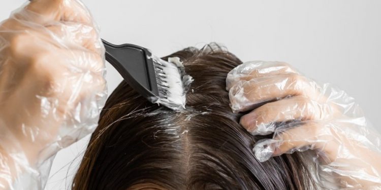 Alldaynews.gr Βαφές μαλλιών μόνο με ΑΦΜ: Το… δράμα της ρίζας επιστρέφει!!