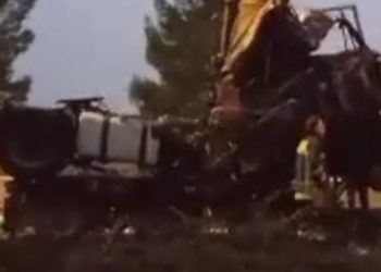 Alldaynews.gr Σφοδρή σύγκρουση με δύο νταλίκες έξω από τη Λάρισα – Το ένα βαρύ όχημα «καρφώθηκε» πίσω από το άλλο