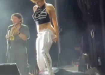 Χαμός με την τραγουδίστρια Sophia Urista που… ούρησε πάνω σε άνδρα φαν στη σκηνή