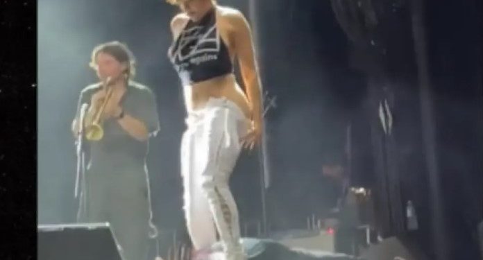 Χαμός με την τραγουδίστρια Sophia Urista που… ούρησε πάνω σε άνδρα φαν στη σκηνή