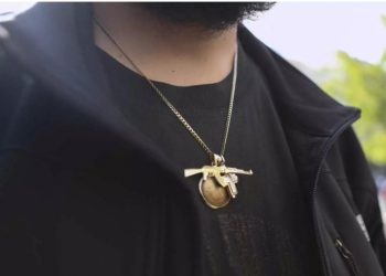 Ο Κρητικός αγρότης με τον σταυρό και το καλάσνικοφ