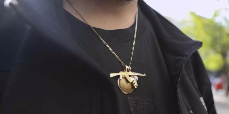 Alldaynews.gr Ο Κρητικός αγρότης με τον σταυρό και το καλάσνικοφ