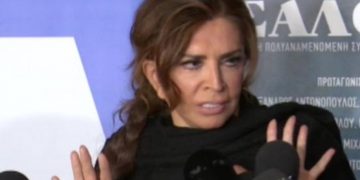 Alldaynews.gr Έξαλλη η Ντενίση, απομάκρυνε τα μικρόφωνα των δημοσιογράφων και έλεγε: «Τι βλακείες είναι αυτές;»