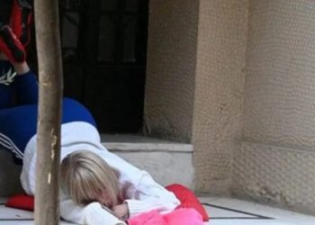 Η Νατάσα Καλογρίδη «σέρνεται»… στην είσοδο πολυκατοικίας στο Κολωνάκι φορώντας 12ποντες γόβες[photos]