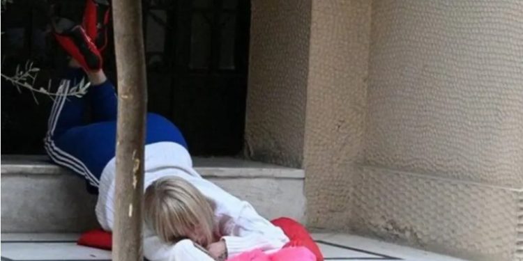 Η Νατάσα Καλογρίδη «σέρνεται»… στην είσοδο πολυκατοικίας στο Κολωνάκι φορώντας 12ποντες γόβες[photos]