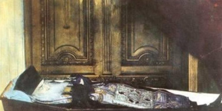 Alldaynews.gr Παράτησαν το φέρετρο του Αγίου Νεκτάριου στα σκαλιά-Ούτε οι Ιερείς είχαν χρόνο να τον διαβάσουν