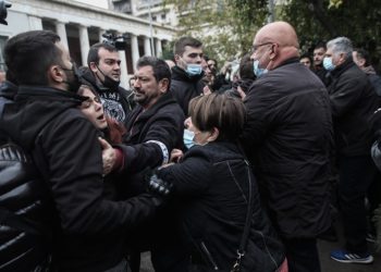Ξύλο μέσα και έξω από Πολυτεχνείο – Μπουνιές και τραμπουκισμοί[photos]