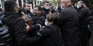 Ξύλο μέσα και έξω από Πολυτεχνείο – Μπουνιές και τραμπουκισμοί[photos]