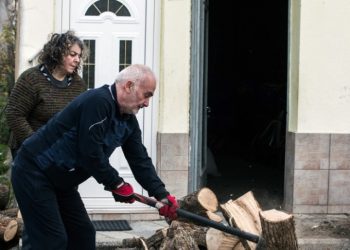 Νευροκόπι: Ένας τυφλός κόβει ξύλα και προετοιμάζεται για τον κρύο χειμώνα[photos]