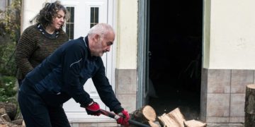 Νευροκόπι: Ένας τυφλός κόβει ξύλα και προετοιμάζεται για τον κρύο χειμώνα[photos]