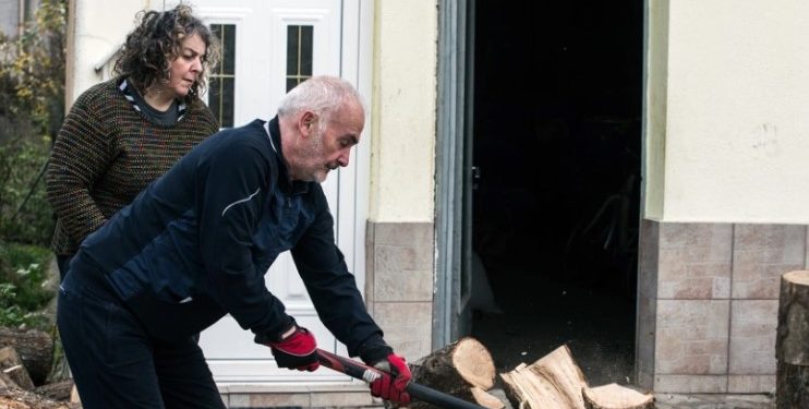 Νευροκόπι: Ένας τυφλός κόβει ξύλα και προετοιμάζεται για τον κρύο χειμώνα[photos]