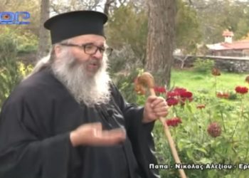 Viral βίντεο με τον παπα-Νικόλα να δίνει ρέστα και… μία μούτζα κατά των αντεμβολιαστών