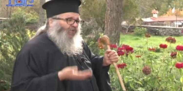 Alldaynews.gr Viral βίντεο με τον παπα-Νικόλα να δίνει ρέστα και… μία μούτζα κατά των αντεμβολιαστών