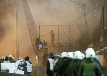 ΠΑΟΚ – Άρης: Ρίψη αντικειμένων και «ντου» οπαδών, θλιβερές εικόνες στην Τούμπα