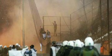 Alldaynews.gr ΠΑΟΚ – Άρης: Ρίψη αντικειμένων και «ντου» οπαδών, θλιβερές εικόνες στην Τούμπα