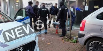 Κατερίνη: 45χρονος απείλησε 48χρονο με τσεκούρι και πριόνι στη μέση του δρόμου[photos]