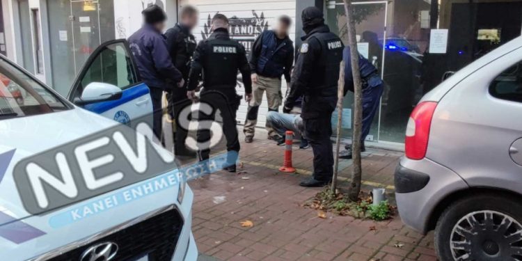 Κατερίνη: 45χρονος απείλησε 48χρονο με τσεκούρι και πριόνι στη μέση του δρόμου[photos]