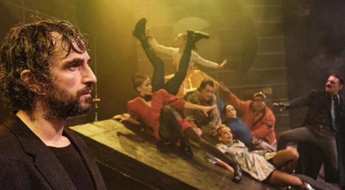 Alldaynews.gr Ο Αρης Σερβετάλης διέκοψε την παράσταση «Ρινόκερος» γιατί δεν ήθελε να παίζει μόνο σε εμβολιασμένους (video)