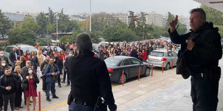 ΑΠΘ: Τηλεφώνημα για βόμβα στην ορκωμοσία φοιτητών (video)