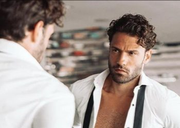 Ο Κωνσταντίνος Αργυρός ημίγυμνος στο πιάνο[video]