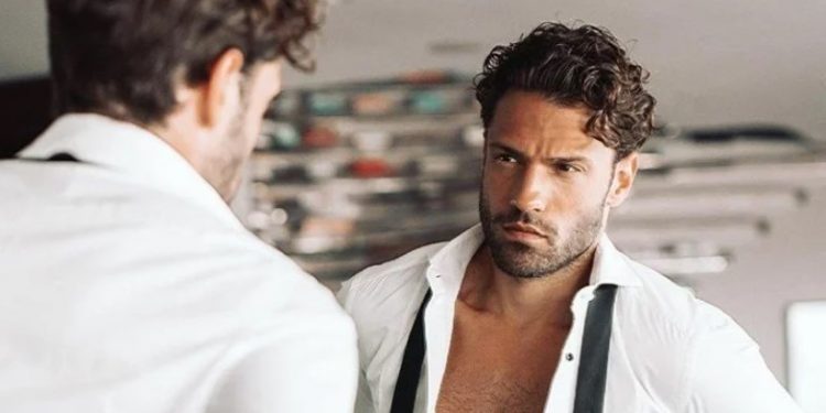 Ο Κωνσταντίνος Αργυρός ημίγυμνος στο πιάνο[video]