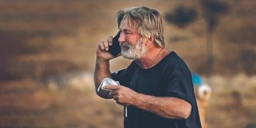 Alldaynews.gr Άλεκ Μπάλντουιν: Ανατροπή για τον θάνατο της Χάτσινς – «Το σενάριο δεν προέβλεπε πυροβολισμό»!