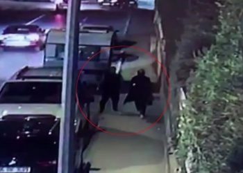 ΠΡΟΣΟΧΗ ΣΚΛΗΡΟ ΒΙΝΤΕΟ: Η στιγμή της άγριας σφαγής νεαρής από άνδρα με σπαθί σαμουράι