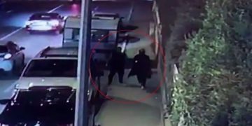 ΠΡΟΣΟΧΗ ΣΚΛΗΡΟ ΒΙΝΤΕΟ: Η στιγμή της άγριας σφαγής νεαρής από άνδρα με σπαθί σαμουράι