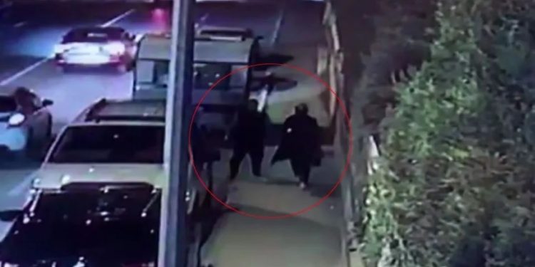 ΠΡΟΣΟΧΗ ΣΚΛΗΡΟ ΒΙΝΤΕΟ: Η στιγμή της άγριας σφαγής νεαρής από άνδρα με σπαθί σαμουράι