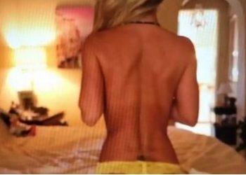 Η Μπρίτνεϊ Σπίαρς φωτογραφίζεται με τάνγκα και την Μίνι Μάους στο κρεβάτι της