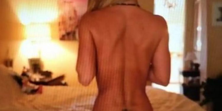 Η Μπρίτνεϊ Σπίαρς φωτογραφίζεται με τάνγκα και την Μίνι Μάους στο κρεβάτι της