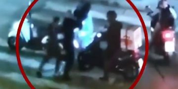 Θεσσαλονίκη: Άγριος ξυλοδαρμός ντελιβερά στη μέση δρόμου – Έκανε παρατήρηση για το φανάρι (video)