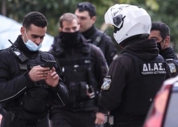 Alldaynews.gr Βίντεο ντοκουμέντο από τους πυροβολισμούς στο Χαλάνδρι: Η δράστις φώναζε «μου απήγαγαν και μου βίαζαν το παιδί» (vid)