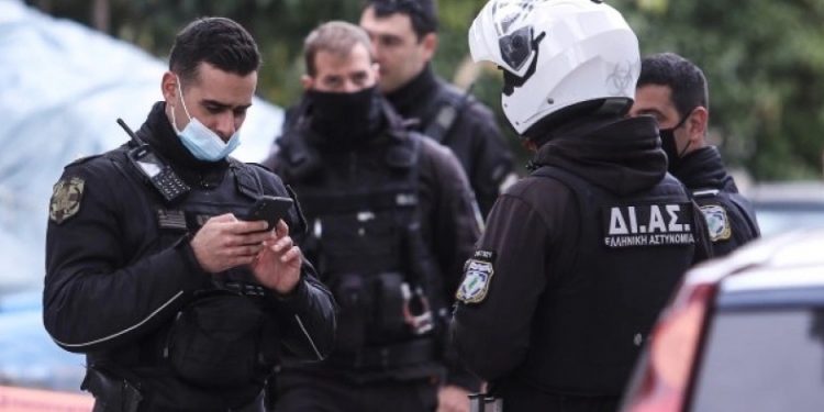 Βίντεο ντοκουμέντο από τους πυροβολισμούς στο Χαλάνδρι: Η δράστις φώναζε «μου απήγαγαν και μου βίαζαν το παιδί» (vid)