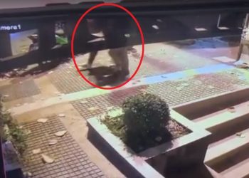 Οι κάμερες έδειξαν τον συνεργό στην αιματηρή ληστεία στο μίνι μάρκετ (video)