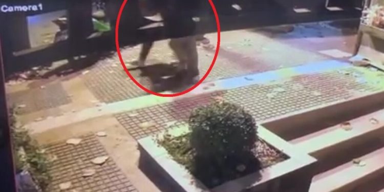 Οι κάμερες έδειξαν τον συνεργό στην αιματηρή ληστεία στο μίνι μάρκετ (video)