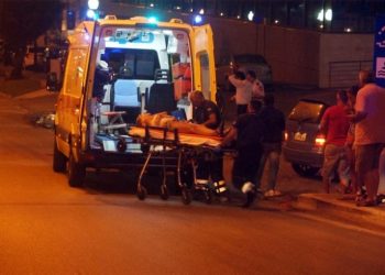 Alldaynews.gr ΙΧ “καρφώθηκε” σε αυλή σπιτιού- Σοβαρά τραυματισμένος ο οδηγός