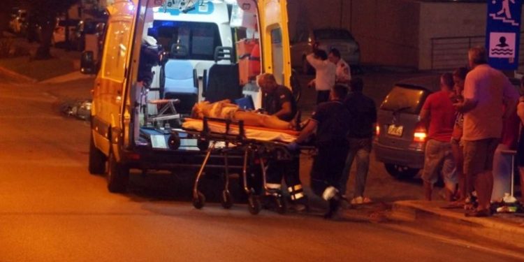 Alldaynews.gr ΙΧ “καρφώθηκε” σε αυλή σπιτιού- Σοβαρά τραυματισμένος ο οδηγός