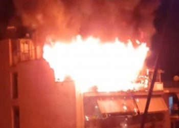 Απίστευτες εικόνες από τη φωτιά στη Νέα Σμύρνη – «Όλοι έξω» φώναζε ένοικος (vids)