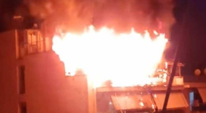 Απίστευτες εικόνες από τη φωτιά στη Νέα Σμύρνη – «Όλοι έξω» φώναζε ένοικος (vids)