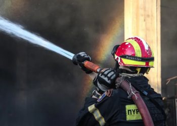 Alldaynews.gr Τραγωδία με 2 μικρά αδερφάκια-Παραλίγο να καούν ζωντανά μέσα στο σπίτι-Ήταν μόνα τους