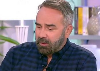 Alldaynews.gr Γρηγόρης Γκουντάρας: Λύγισε στον αέρα – Το ατύχημα του γιου τους και η αποχώρηση της Κάκκαβα (Video)
