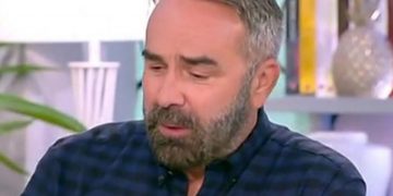 Alldaynews.gr Γρηγόρης Γκουντάρας: Λύγισε στον αέρα – Το ατύχημα του γιου τους και η αποχώρηση της Κάκκαβα (Video)