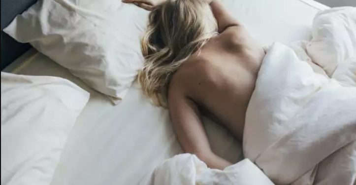 Τι συμβαίνει στους περισσότερους στις 02:48 κάθε βράδυ! Τι κερδίζουν όσοι κοιμούνται γυμνοί