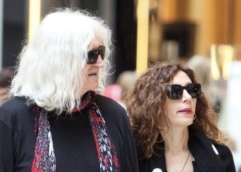 Alldaynews.gr Πάνω από 40 χρόνια διαφορά-Φωτογραφίες από την εγκυμονούσα σύντροφο του Νίκου Καρβέλα